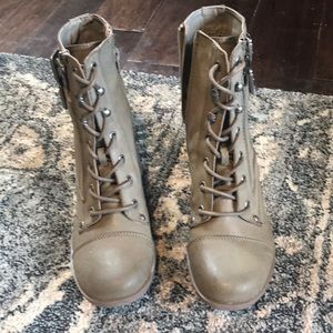 Neutral combat boots